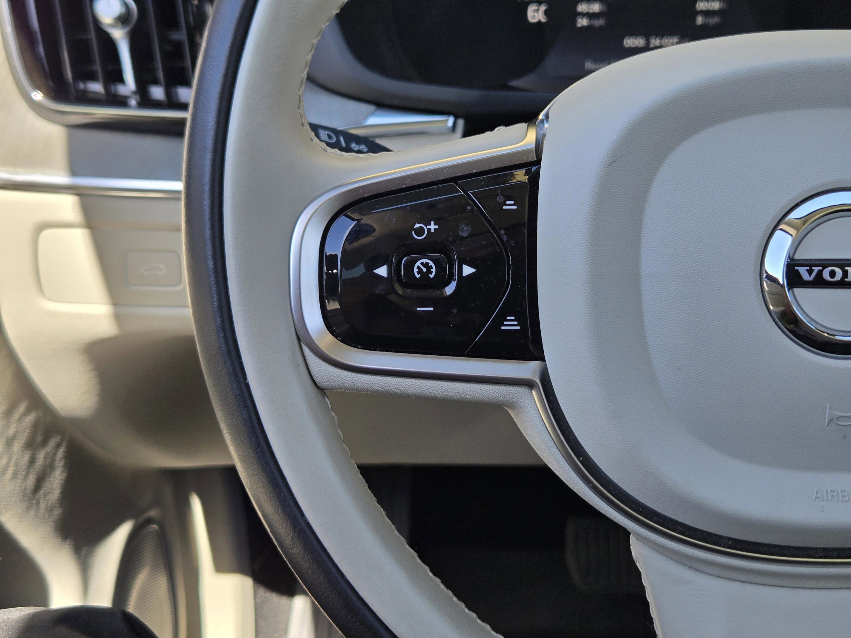 Used 2024 Volvo XC60 B5 Plus w/ Protection Package Premier image 36