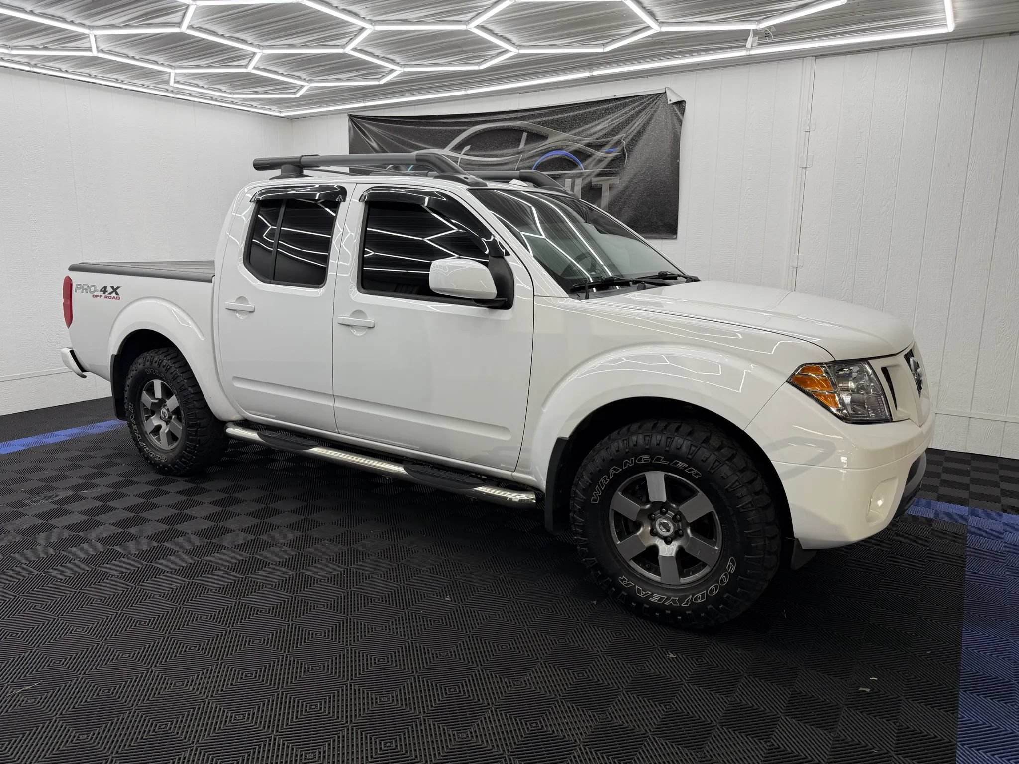 Used 2011 Nissan Frontier PRO-4X w/ Pro-4x Luxury Pkg AWD/4WD image 2