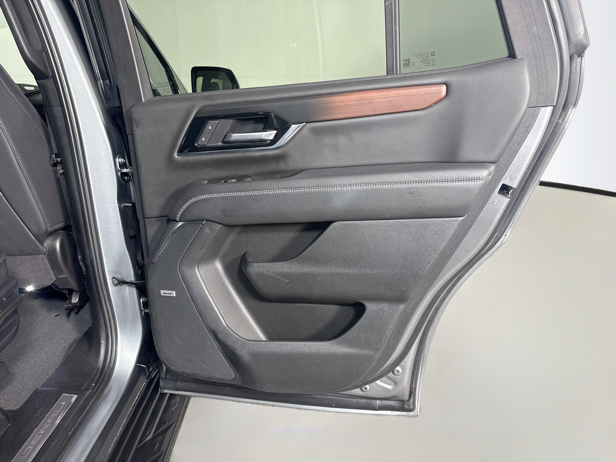 Used 2025 GMC Yukon Denali RWD image 28