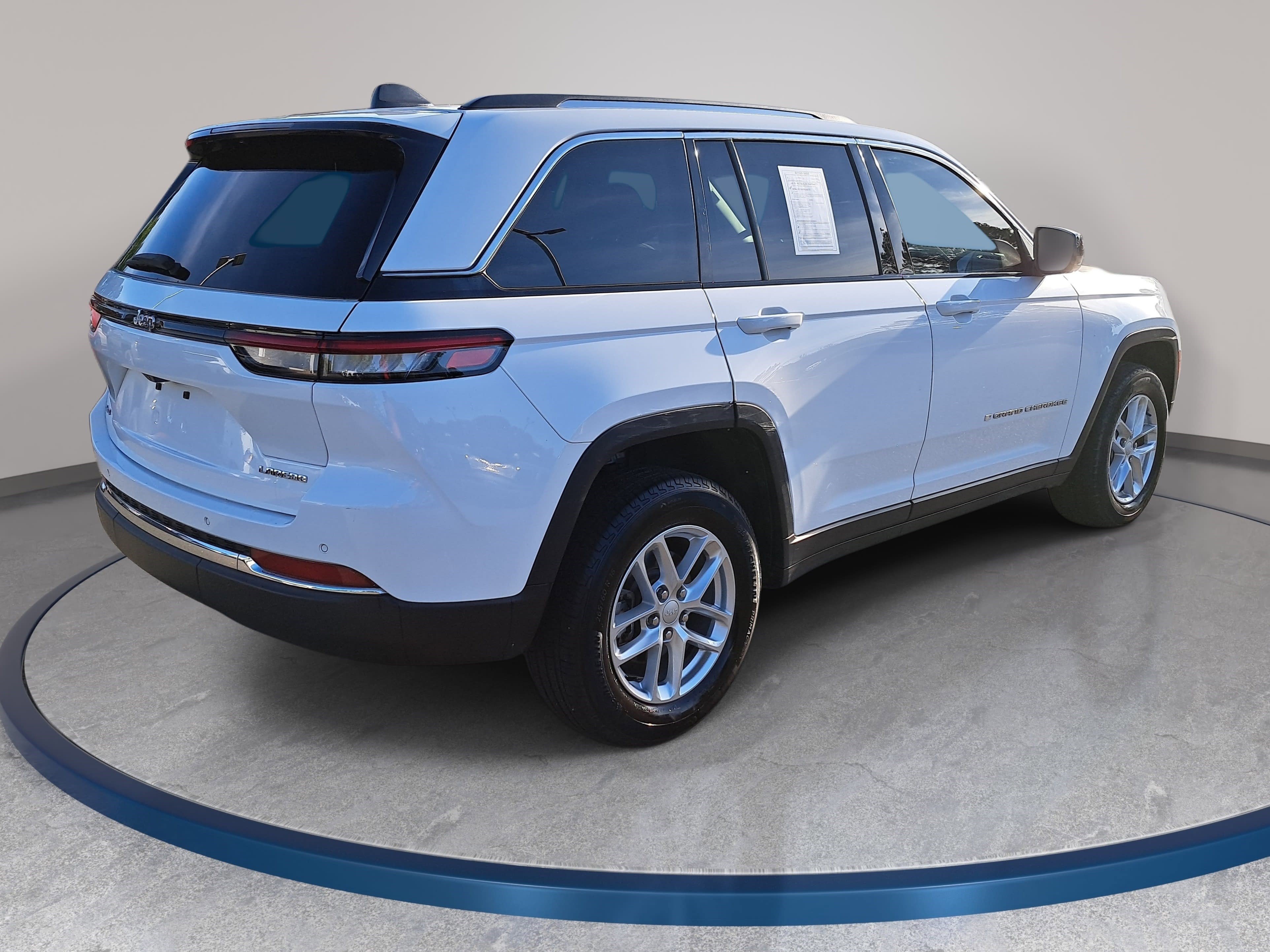 Used 2023 Jeep Grand Cherokee Laredo image 5