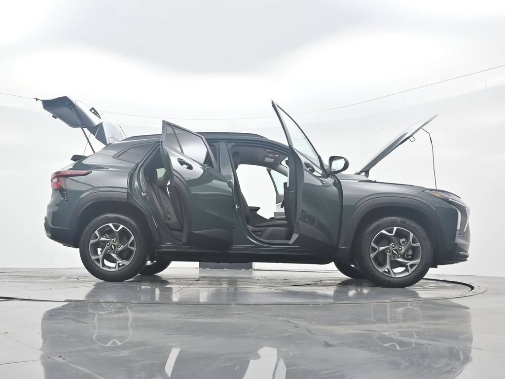 Used 2025 Chevrolet Trax LT FWD image 42