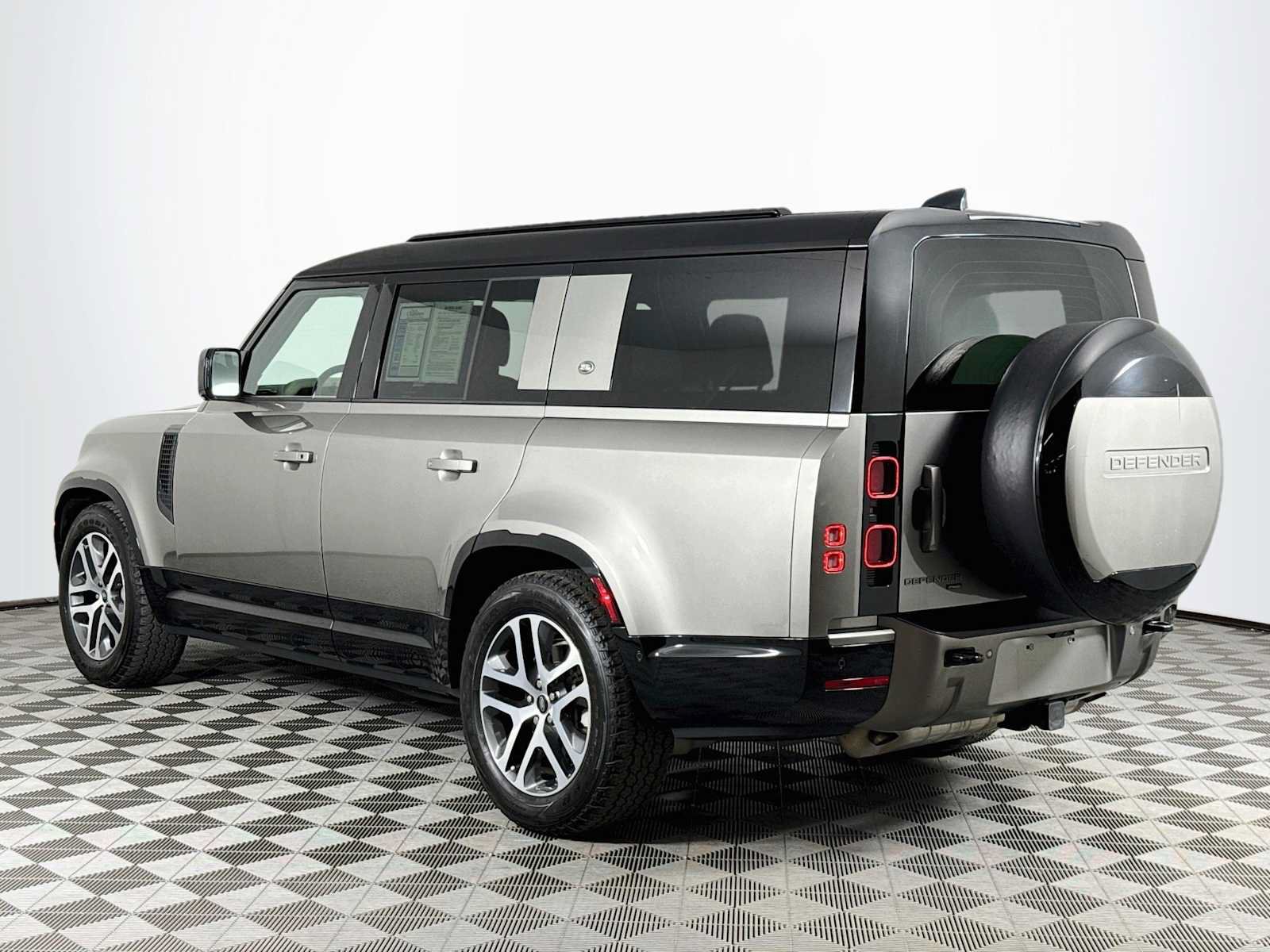 Used 2023 Land Rover Defender 130 X-Dynamic SE AWD/4WD image 7