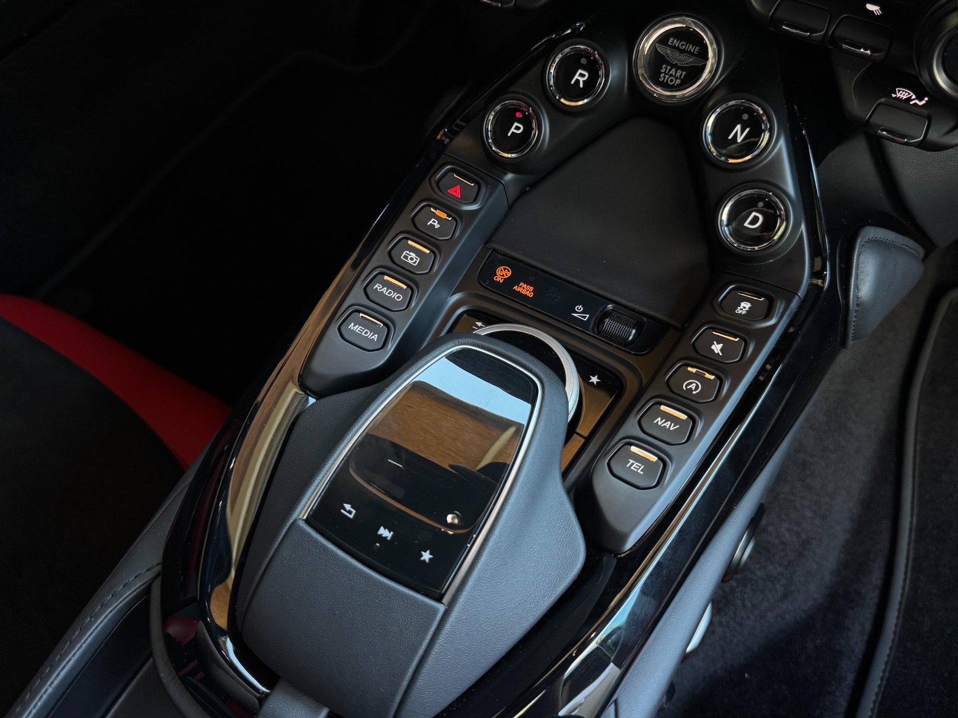 Used 2023 Aston Martin V8 Vantage Roadster RWD image 38