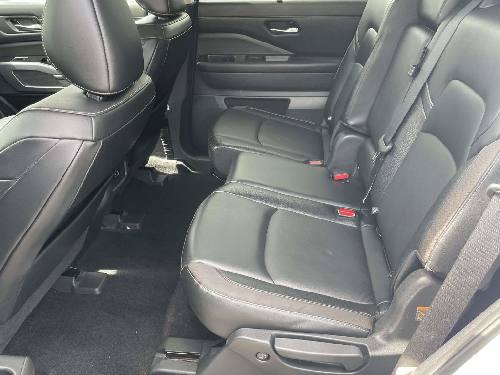 Used 2022 Nissan Pathfinder SL AWD/4WD image 12