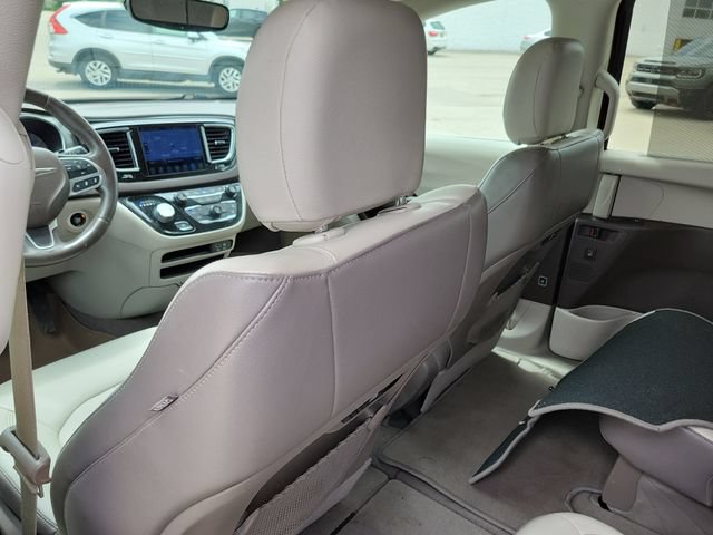 Used 2017 Chrysler Pacifica Touring-L Plus w/ Advanced Safetytec Group FWD image 25