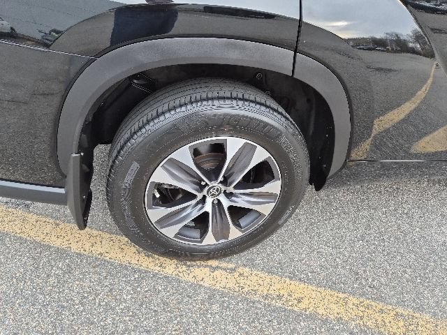 Used 2023 Toyota Highlander XLE AWD/4WD image 10
