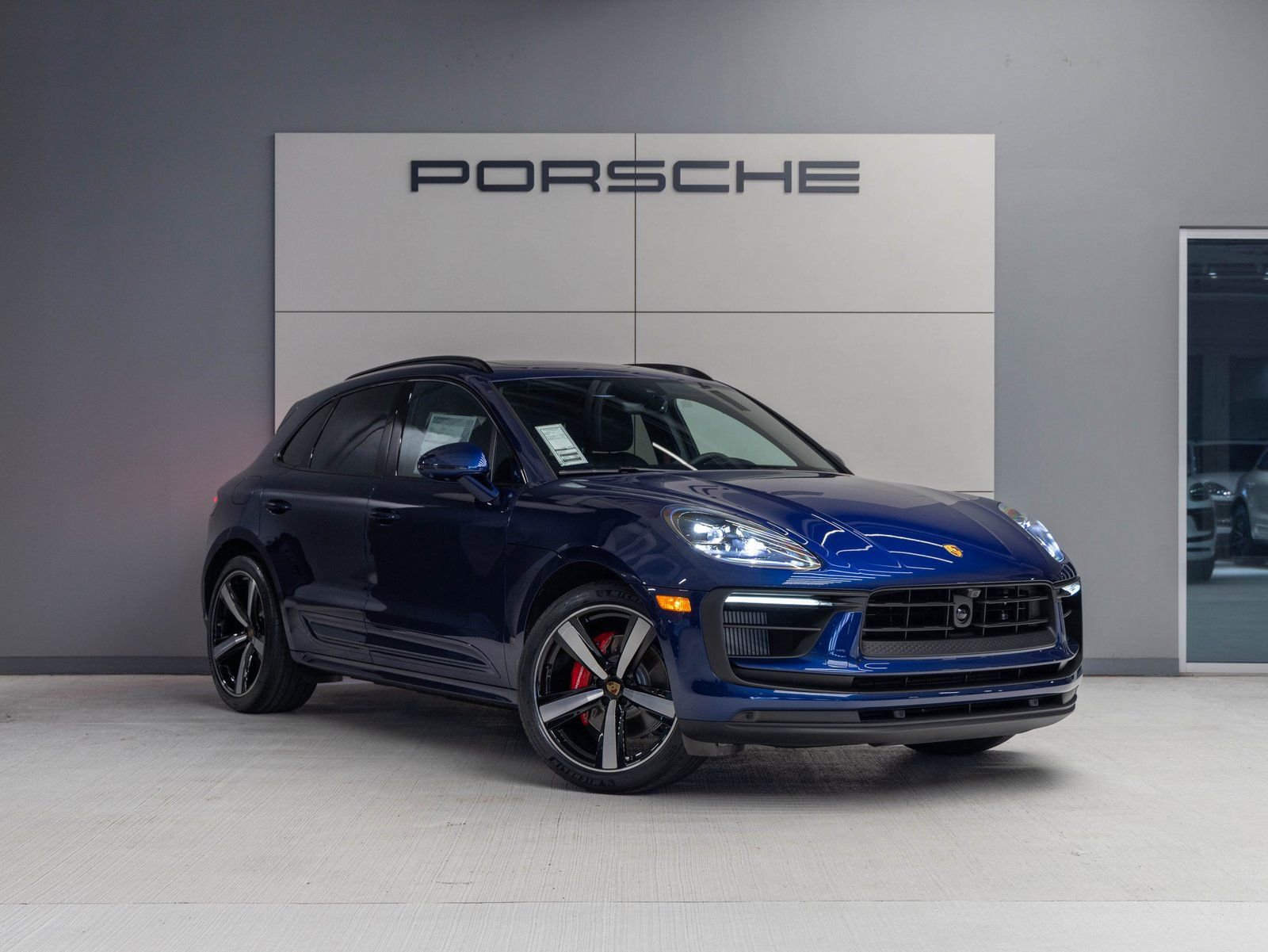 Certified 2025 Porsche Macan S AWD/4WD image 9
