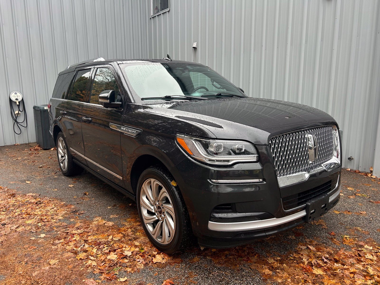 Used 2024 Lincoln Navigator Reserve AWD/4WD image 3