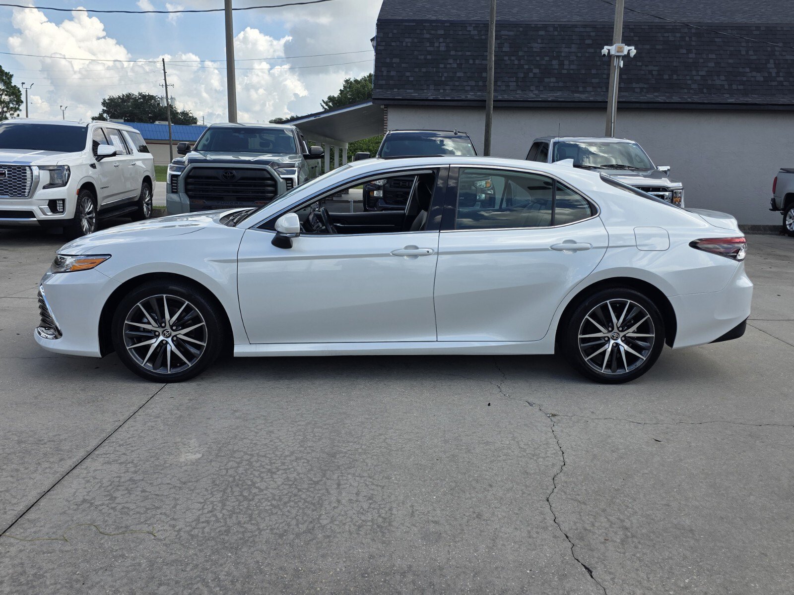 Certified 2022 Toyota Camry XLE w/ Navigation Upgrade Package FWD image 3