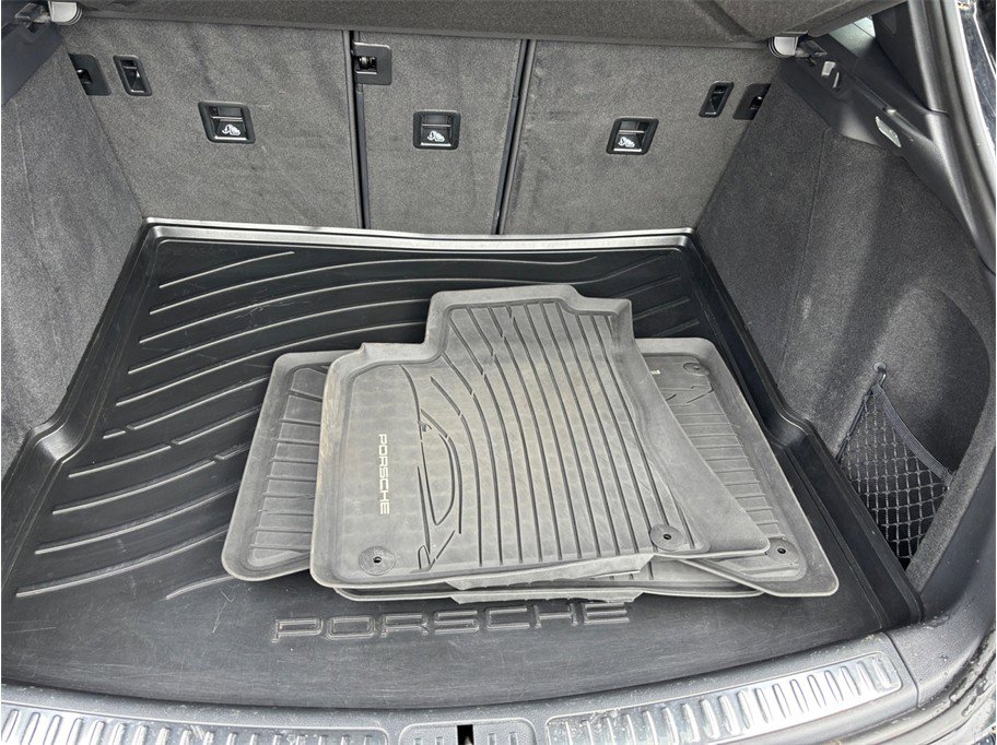 Used 2023 Porsche Macan Turbo image 50