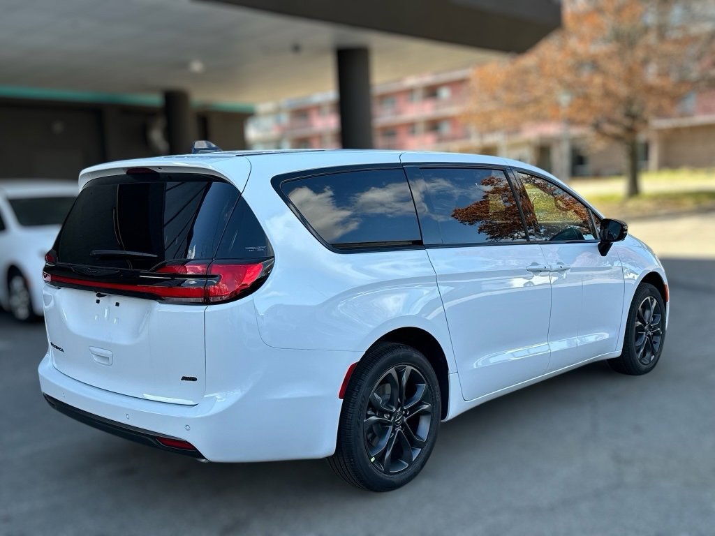 New 2026 Chrysler Pacifica Select image 32