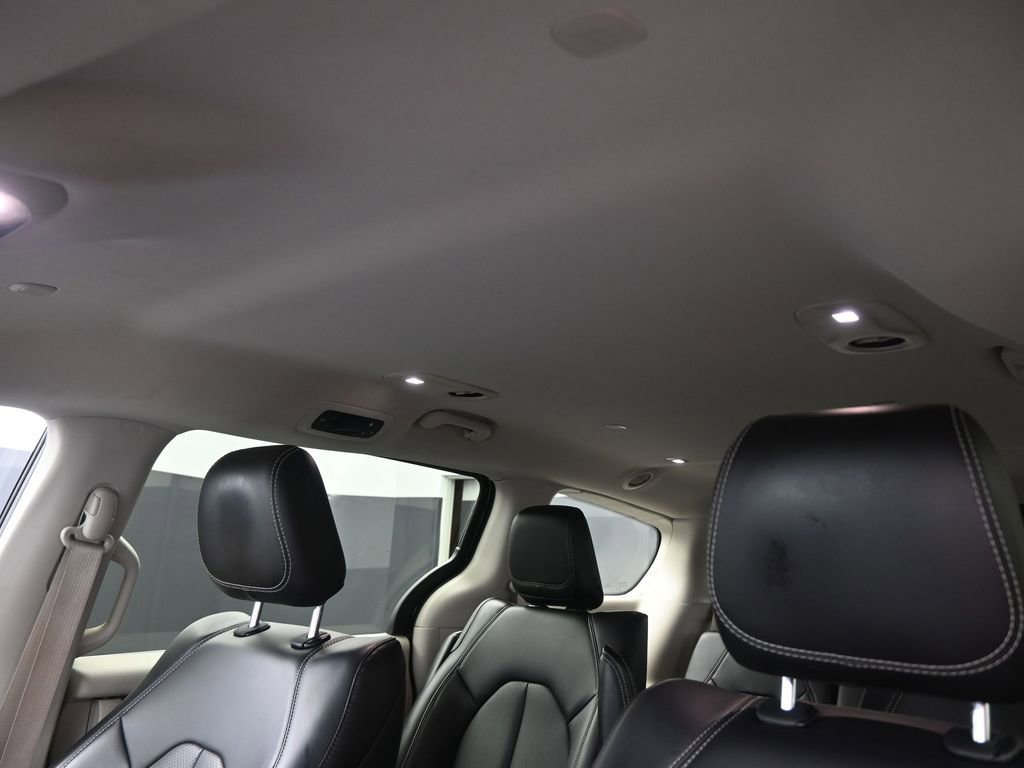 Used 2023 Chrysler Pacifica Touring-L image 10