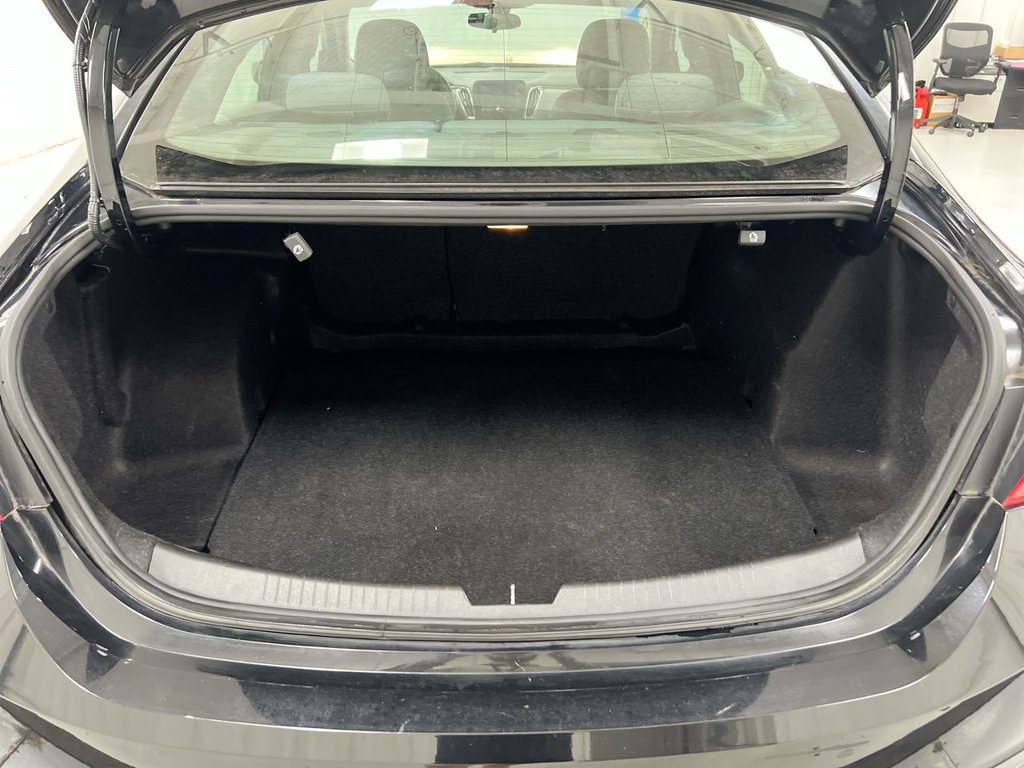Used 2017 Chevrolet Malibu LT FWD image 23