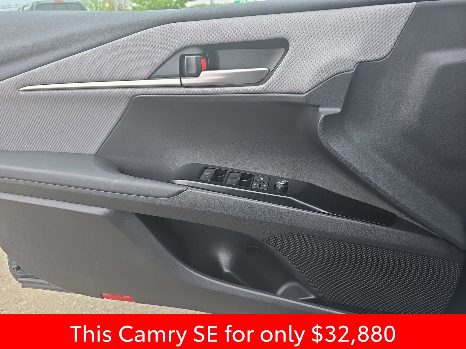 Used 2025 Toyota Camry SE w/ Convenience Package image 32