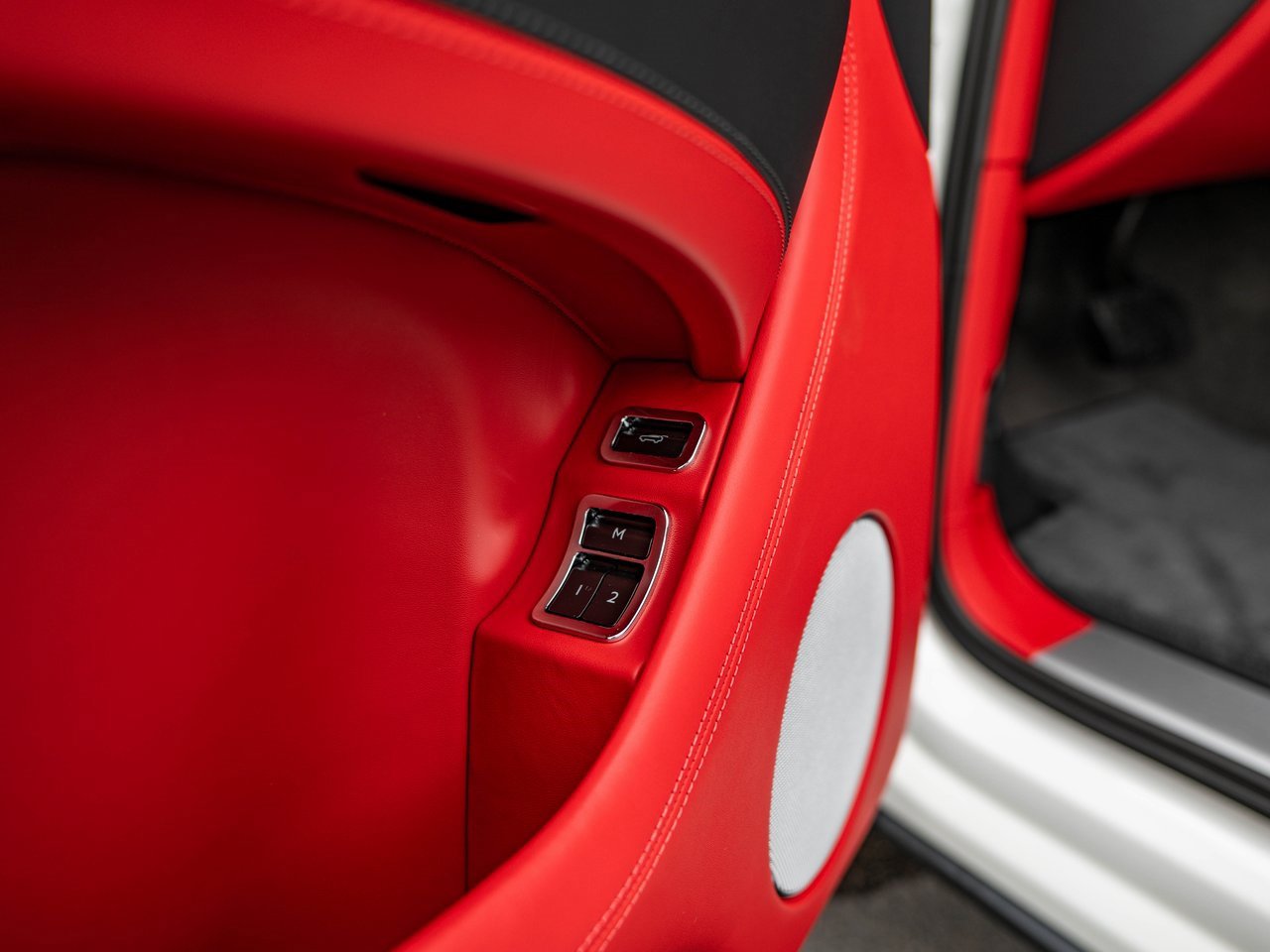 Used 2025 Bentley Bentayga V8 image 15