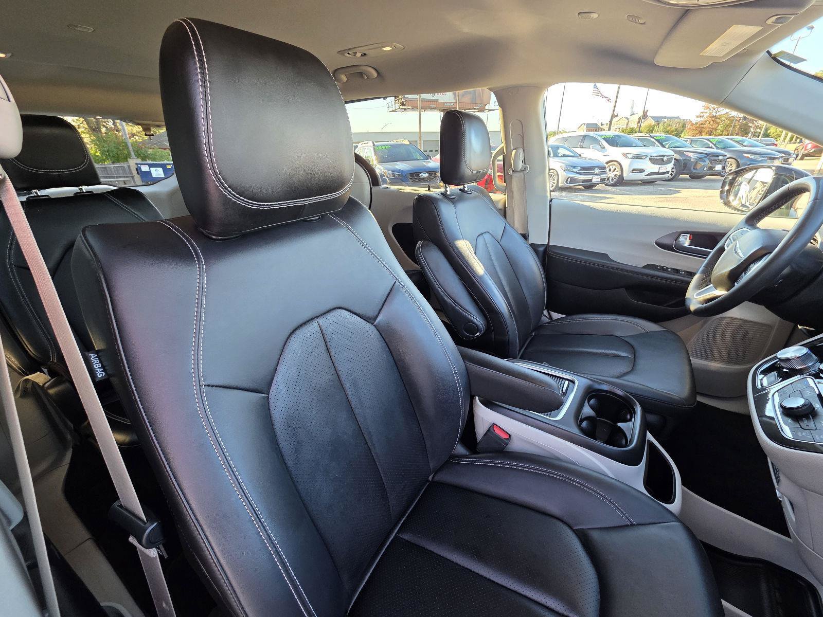 Used 2024 Chrysler Pacifica Touring-L FWD image 26