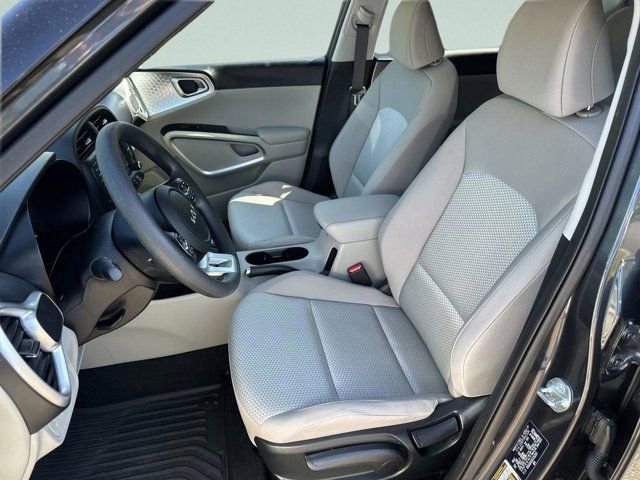 Used 2025 Kia Soul LX w/ LX Technology Package FWD image 20