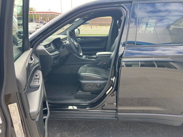Used 2025 Jeep Grand Cherokee Altitude AWD/4WD image 11