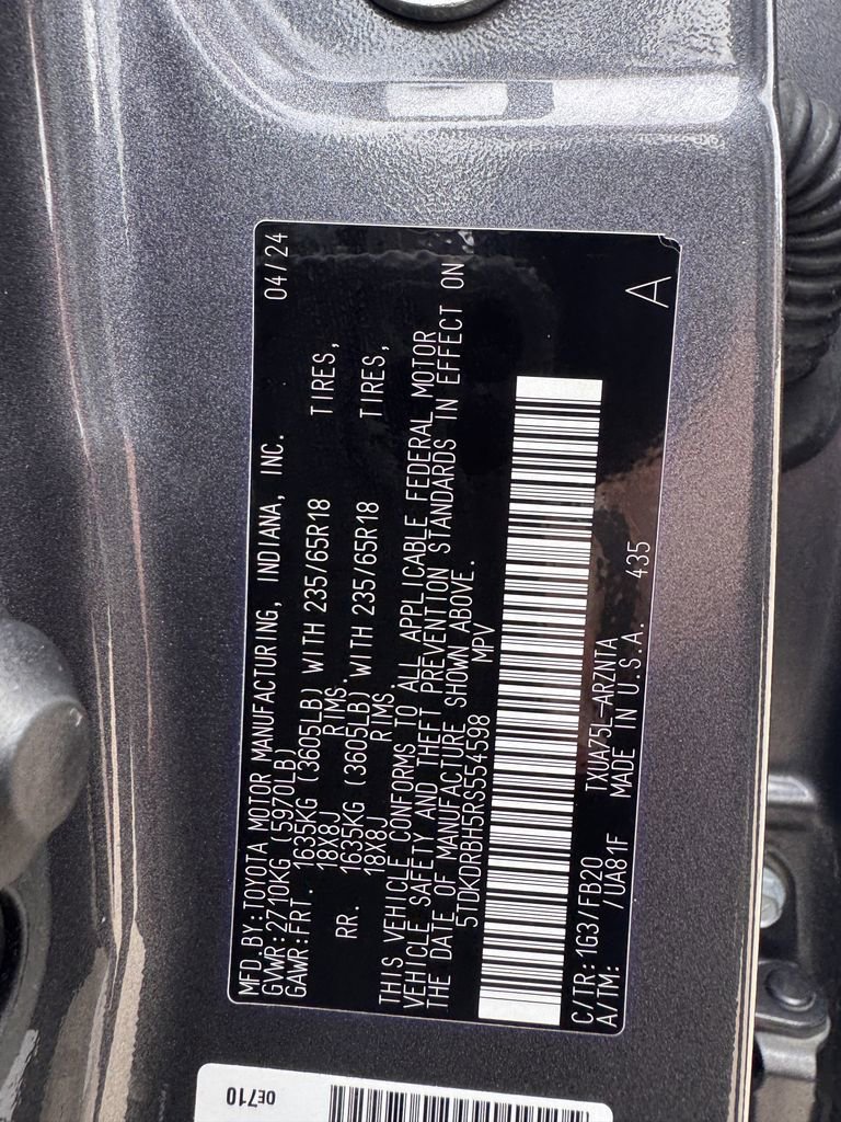 Used 2024 Toyota Highlander LE AWD/4WD image 32