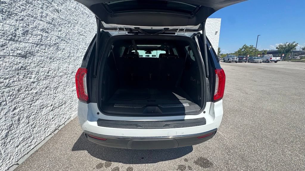 Used 2024 GMC Yukon XL AT4 w/ Technology Package AWD/4WD image 5