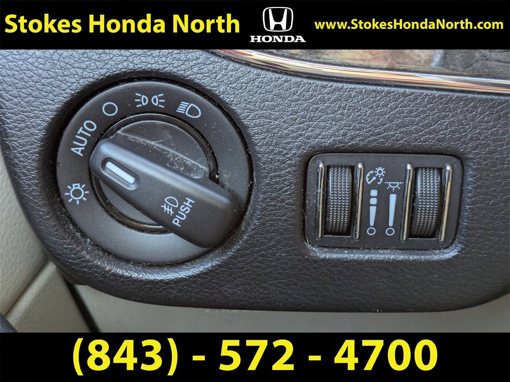 Used 2014 Chrysler Town & Country Touring-L image 24