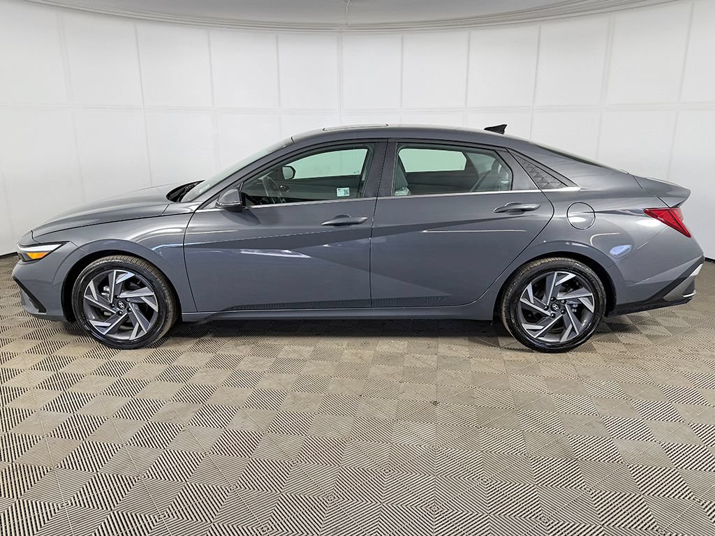 Certified 2025 Hyundai Elantra Limited FWD image 15