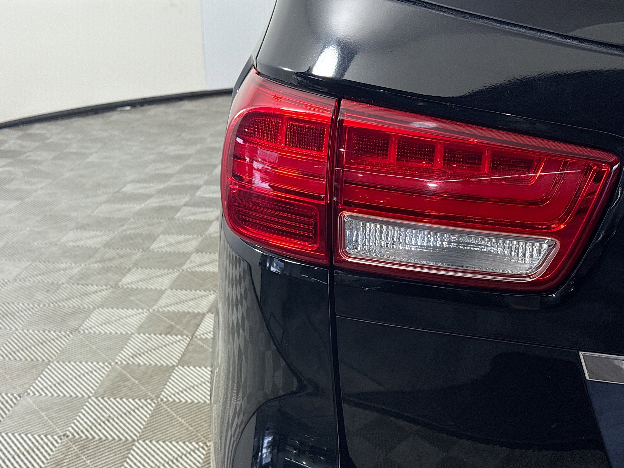 Used 2018 Kia Sedona SX image 34