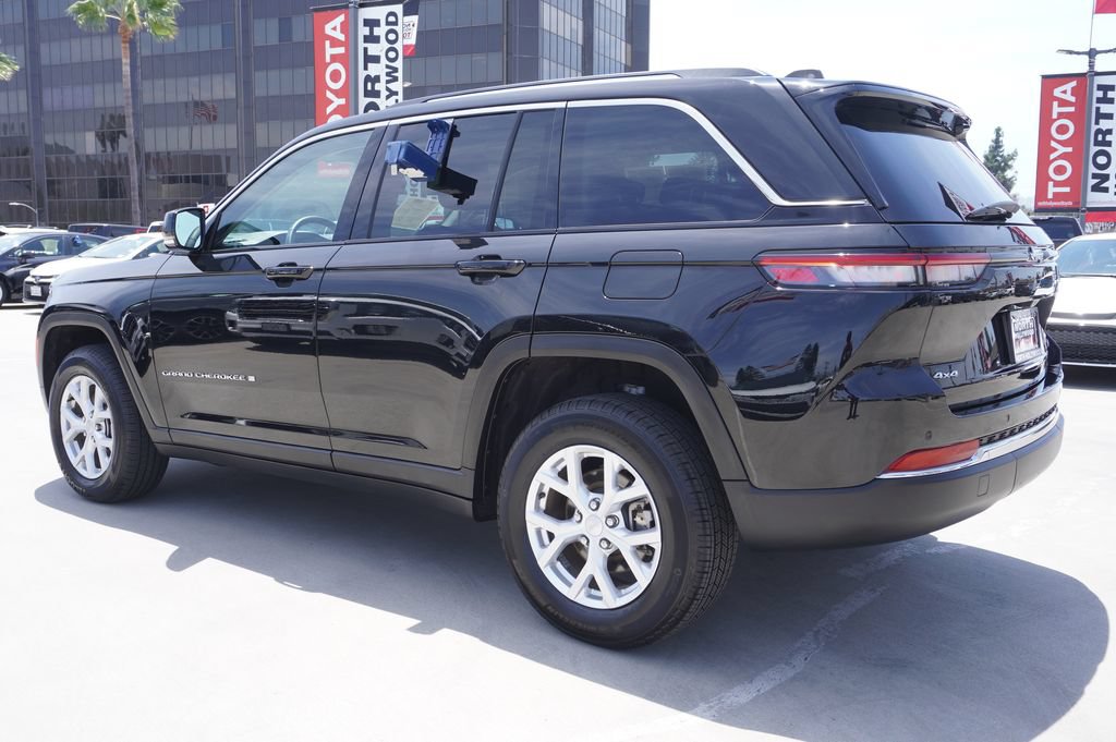 Used 2023 Jeep Grand Cherokee Limited w/ Trailer Tow Prep Group (B) AWD/4WD image 5