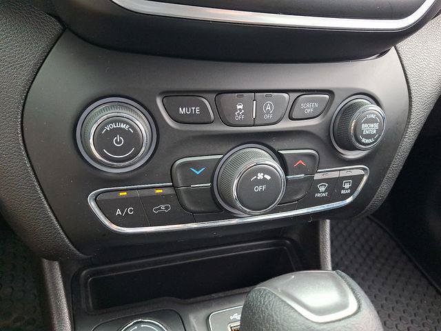 Certified 2019 Jeep Cherokee Latitude w/ Cold Weather Group AWD/4WD image 16