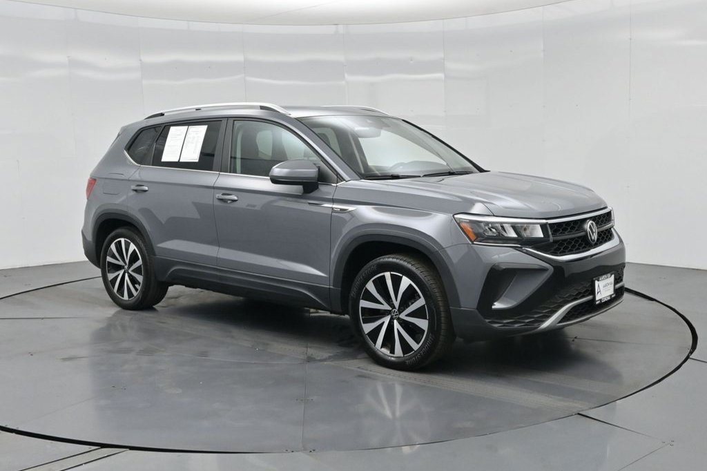 Used 2023 Volkswagen Taos SE w/ Panoramic Sunroof Package AWD/4WD image 3
