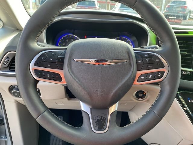 Used 2024 Chrysler Pacifica Touring-L FWD image 17