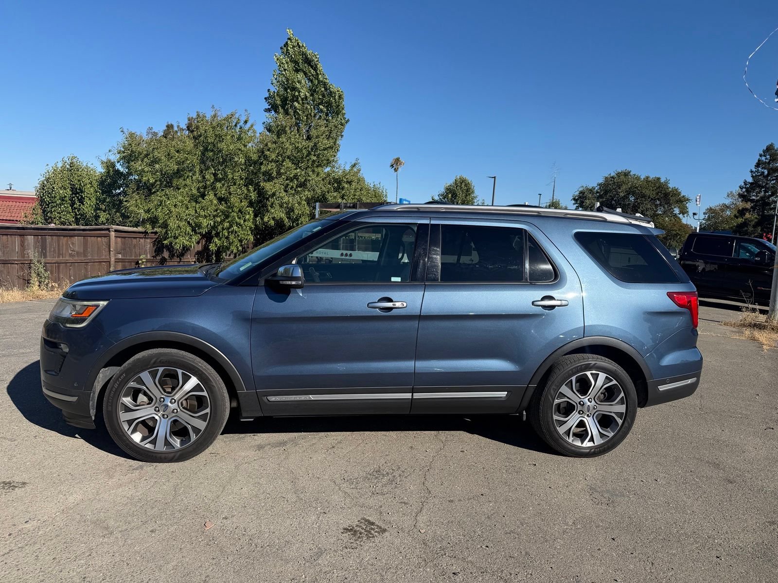 Used 2019 Ford Explorer Platinum AWD/4WD image 2