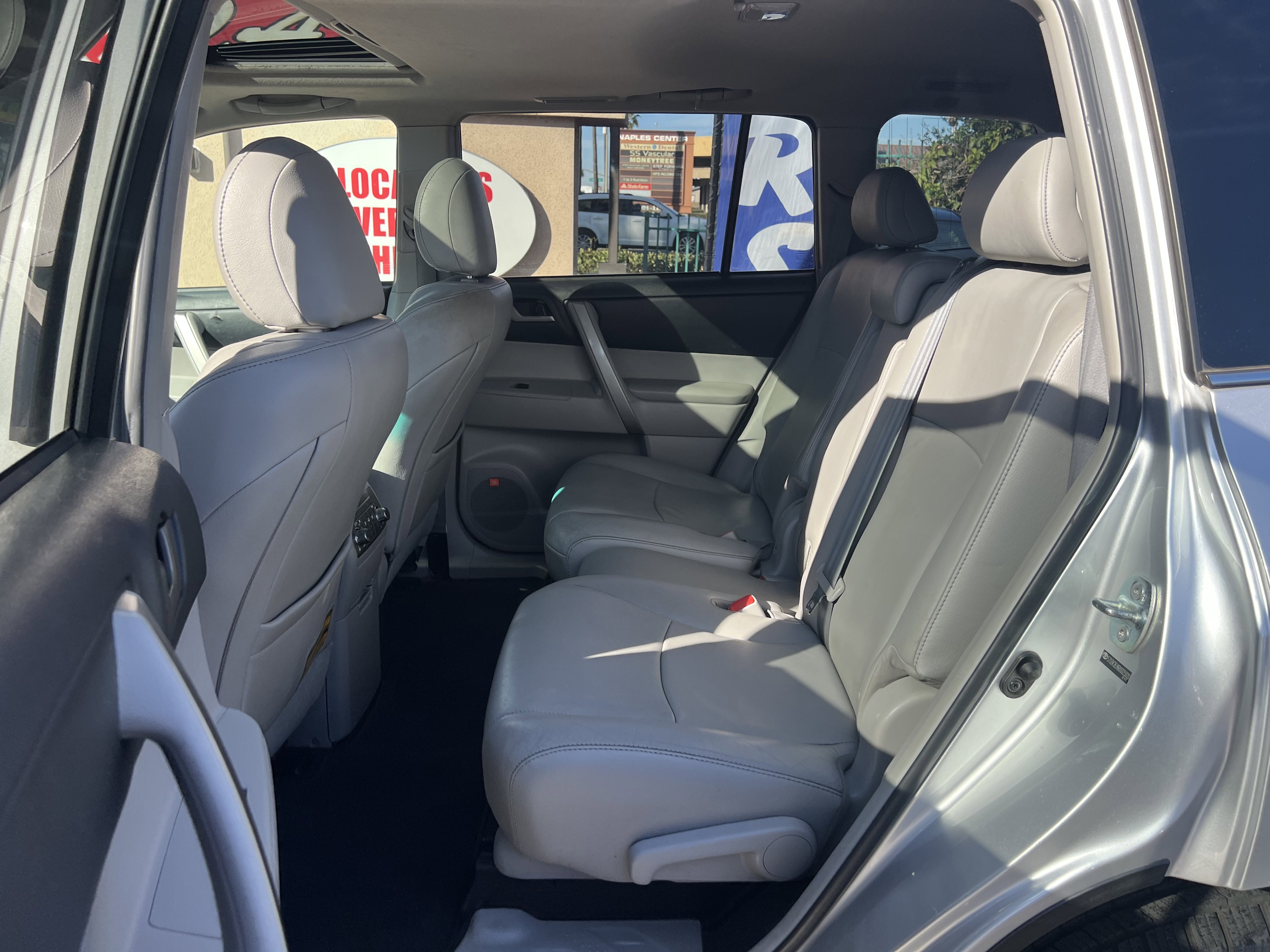 Used 2011 Toyota Highlander SE w/ Tow Pkg FWD image 25