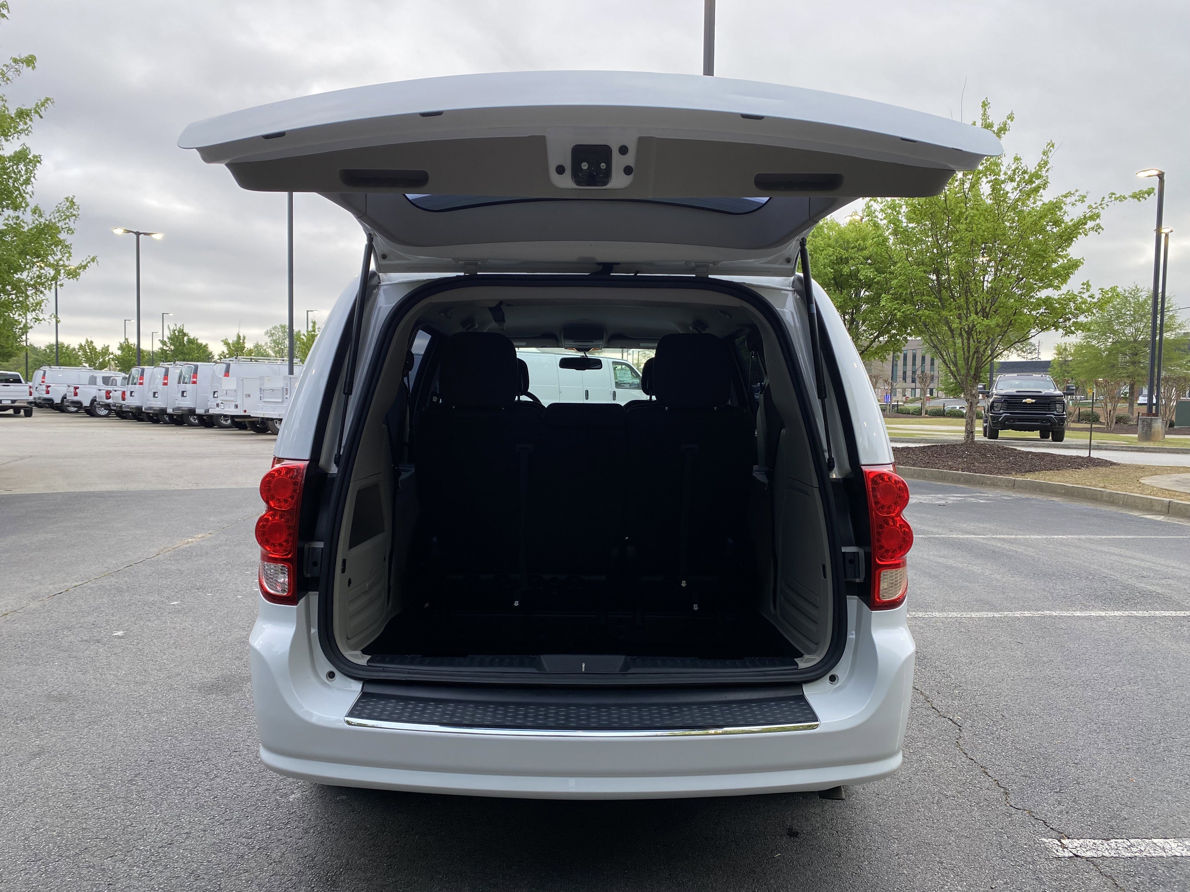 Used 2016 Dodge Grand Caravan American Value Package w/ UConnect Hands-Free Group image 11