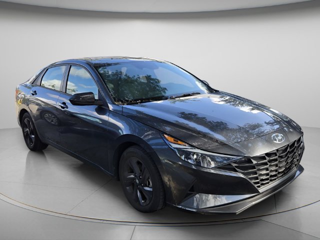Used 2023 Hyundai Elantra SEL w/ Preferred Accessory Package FWD image 4