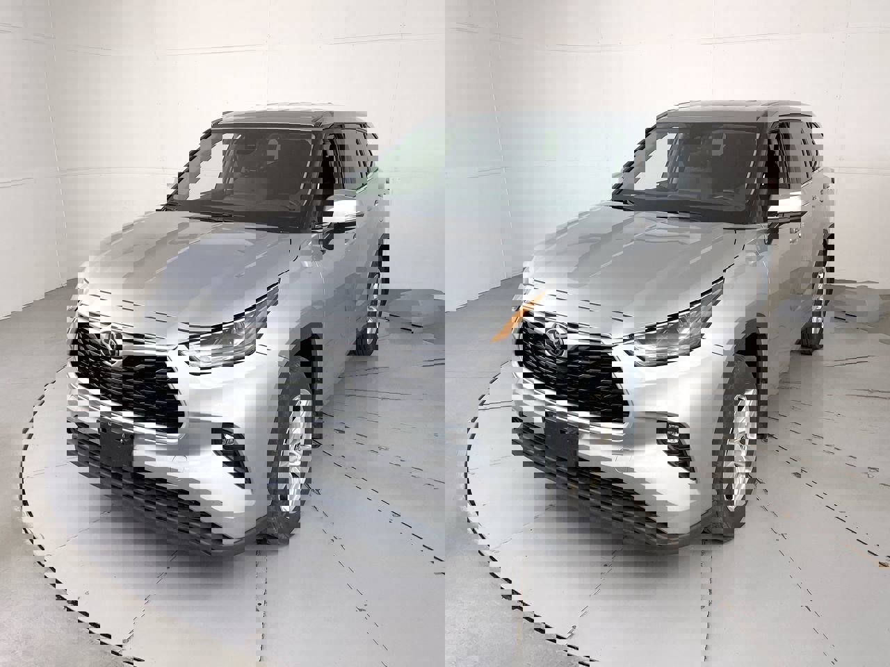 Used 2024 Toyota Highlander LE image 1