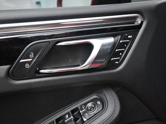 Certified 2022 Porsche Macan AWD/4WD image 9