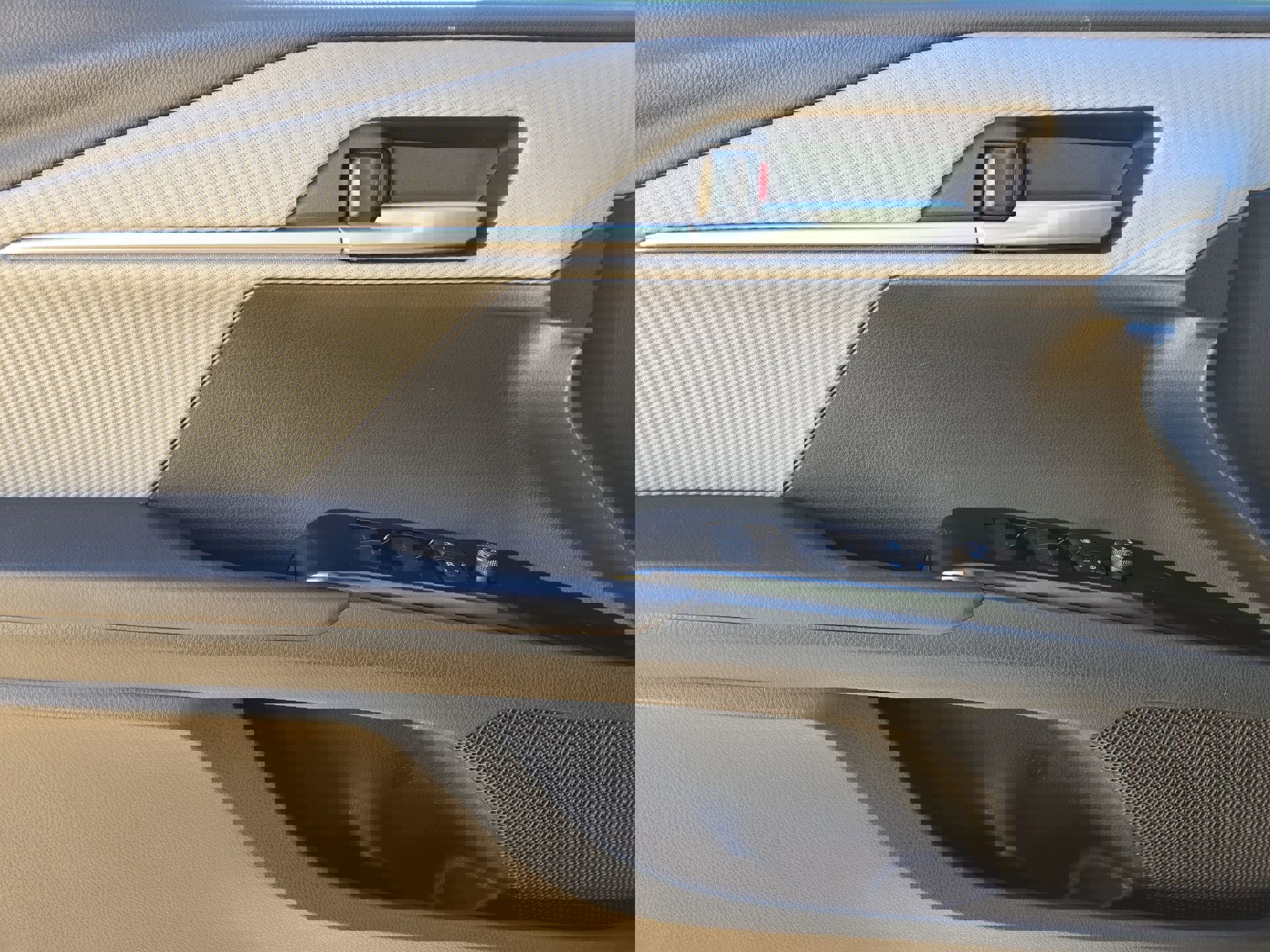 Used 2025 Toyota Camry SE w/ Multimedia Upgrade Package image 15