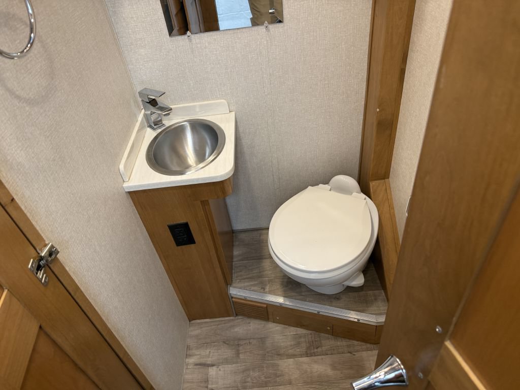 Used 2018 Mercedes-Benz Sprinter 3500 image 58