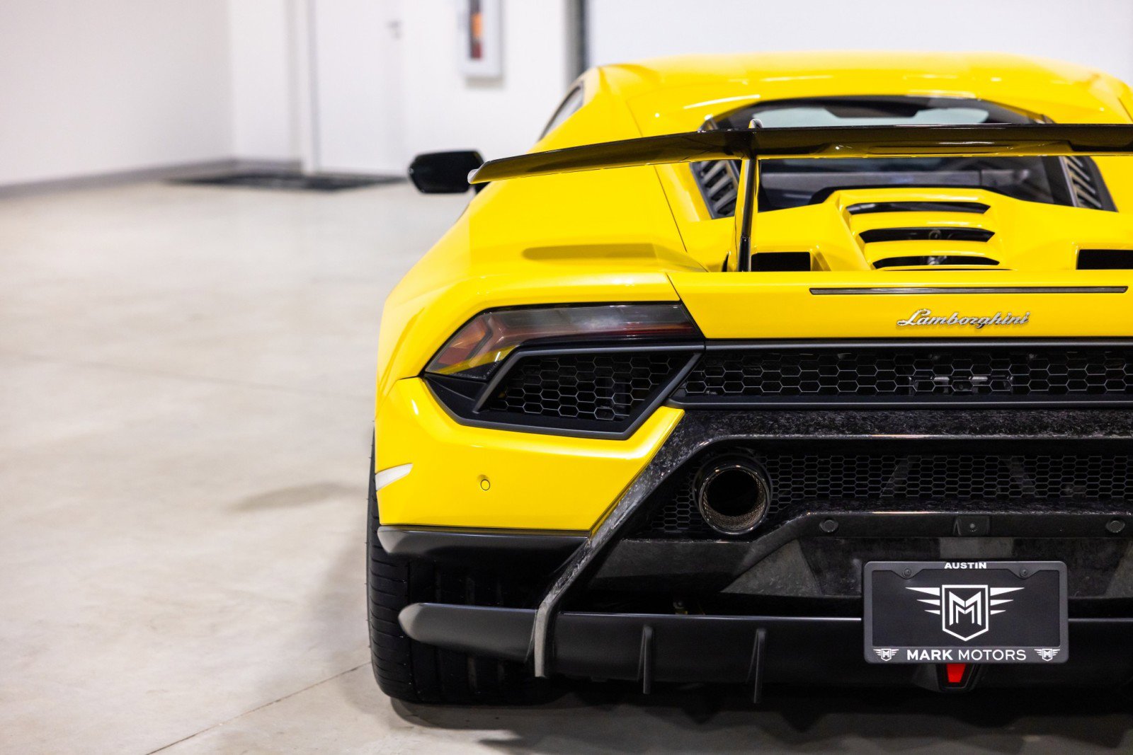 Used 2018 Lamborghini Huracan Performante AWD/4WD image 14