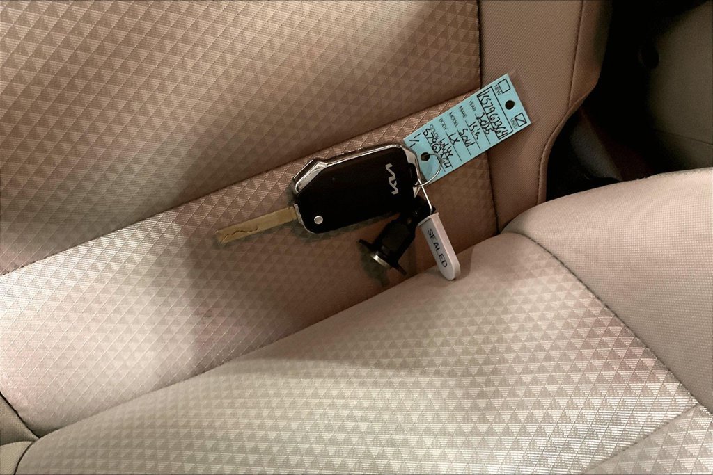 Used 2025 Kia Soul LX w/ LX Technology Package FWD image 12