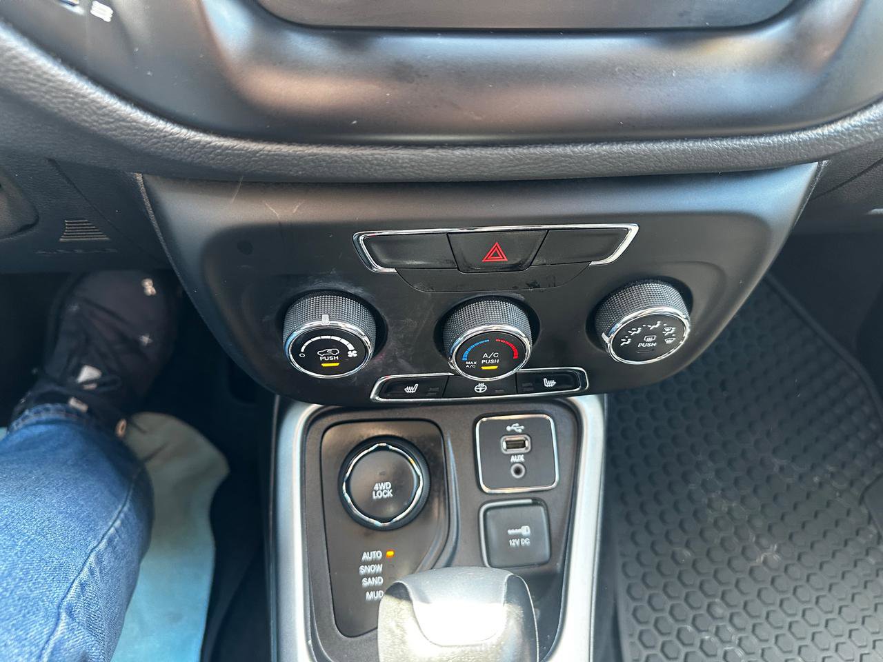 Used 2018 Jeep Compass Latitude w/ Cold Weather Group AWD/4WD image 13