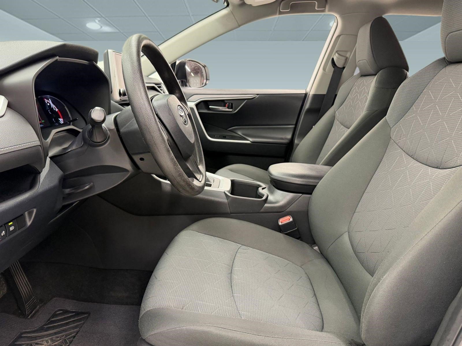 Used 2023 Toyota RAV4 XLE AWD/4WD image 4
