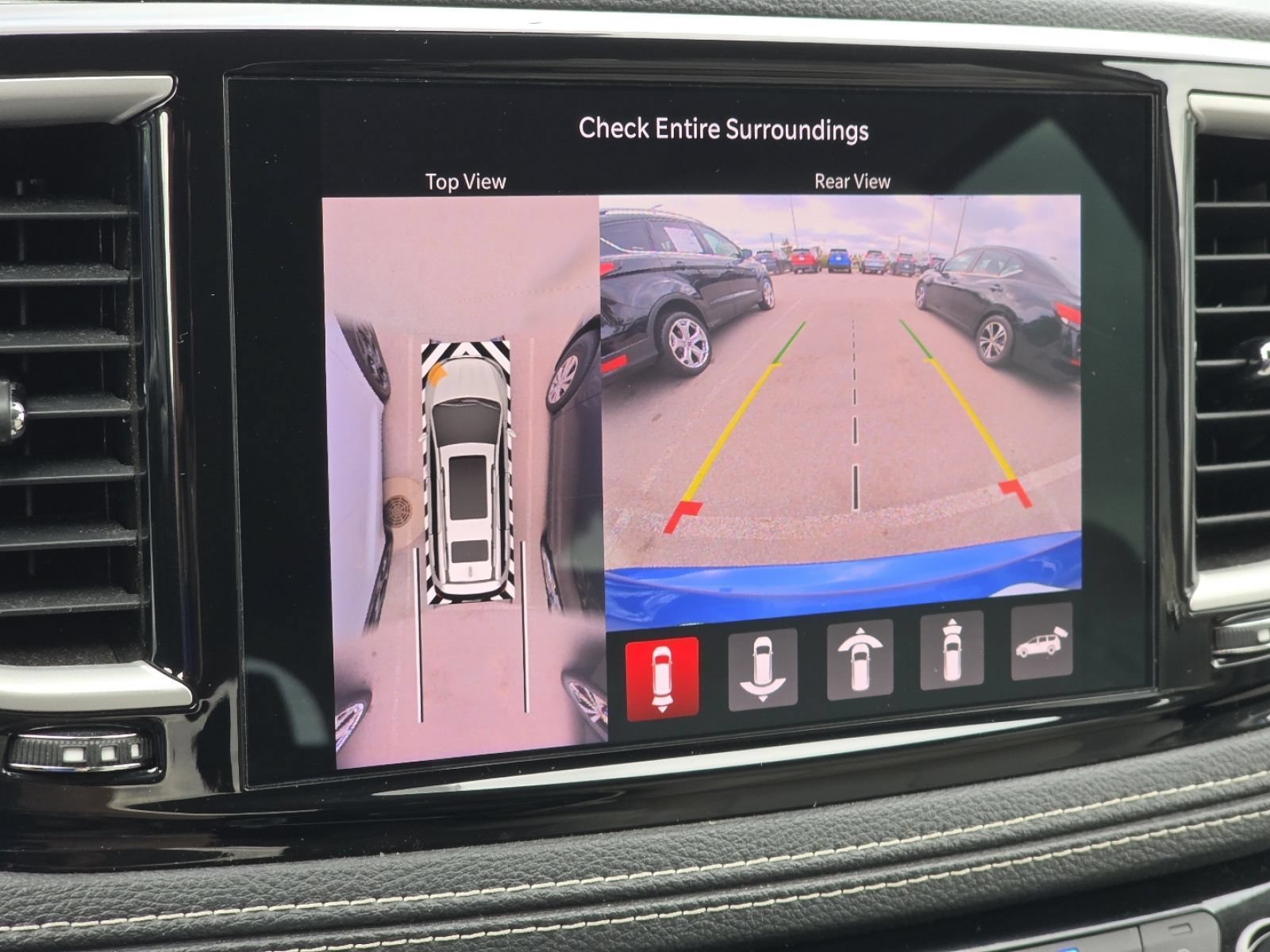 Used 2021 Chrysler Pacifica Touring-L FWD image 4