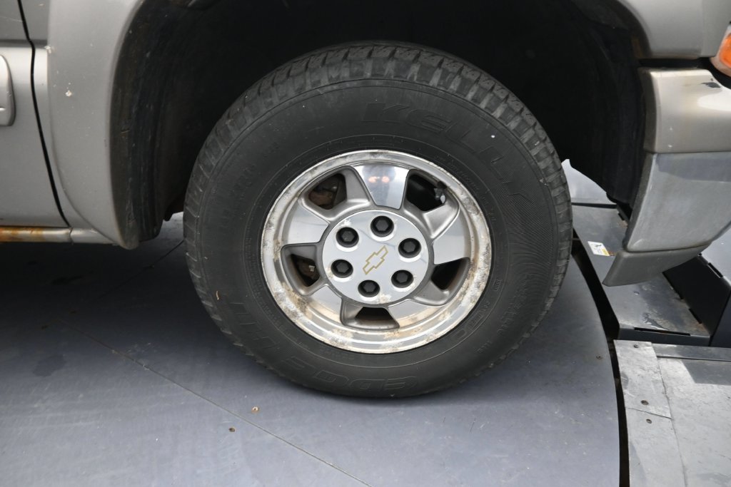Used 2000 Chevrolet Suburban LT w/ LT Preferred Equipment Group AWD/4WD image 15