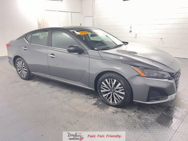 Used 2025 Nissan Altima 2.5 SV FWD image 3