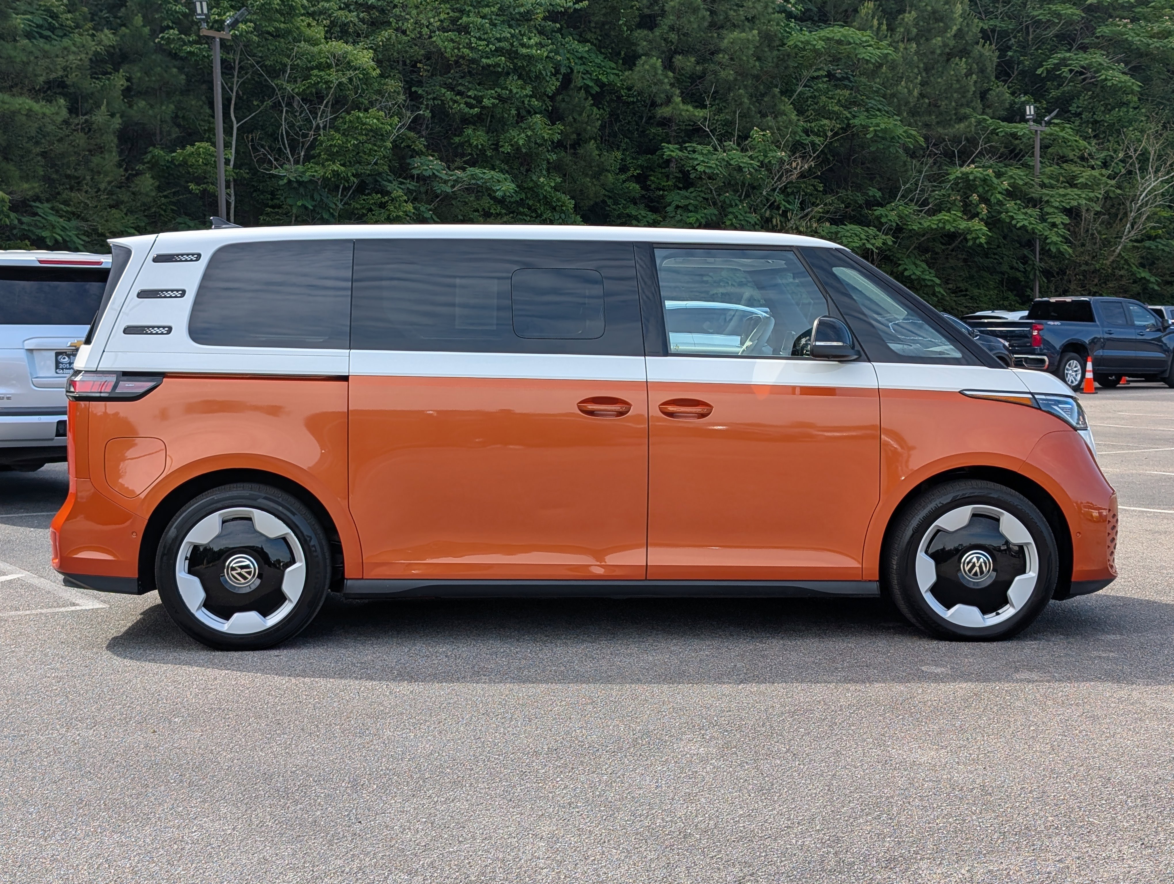 Used 2025 Volkswagen ID. Buzz Pro S Plus RWD image 11