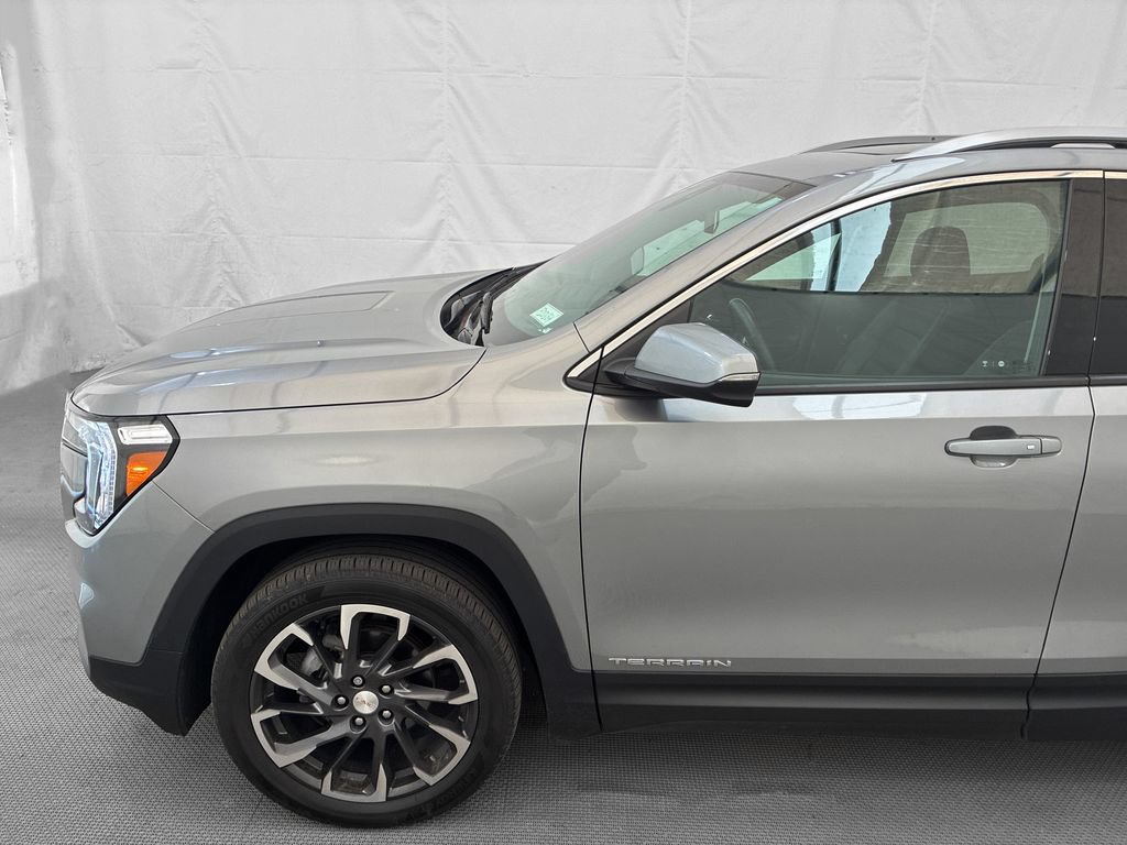 Used 2023 GMC Terrain SLT w/ Infotainment Package II AWD/4WD image 3