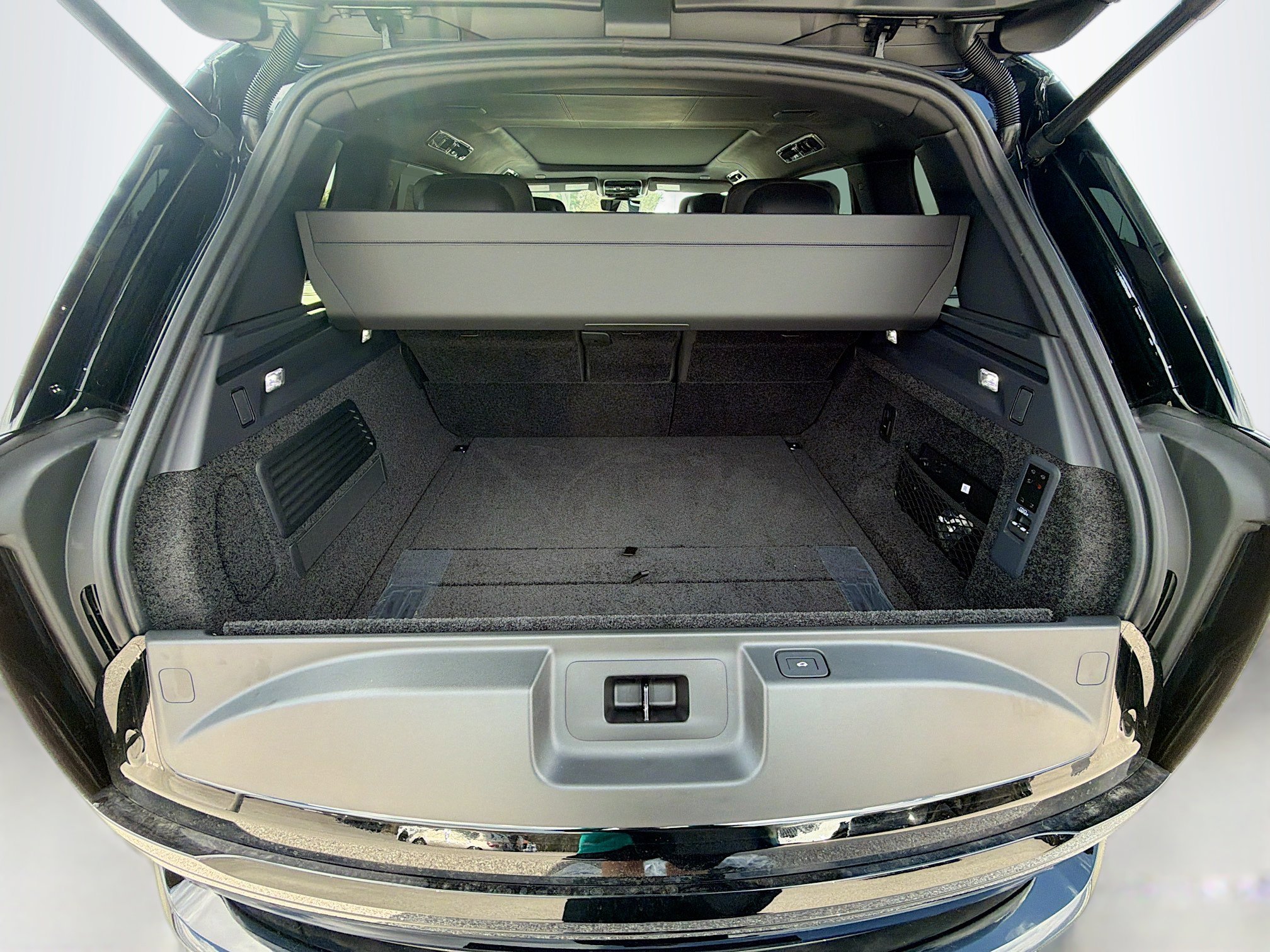 New 2026 Land Rover Range Rover Long Wheel Base SV image 11