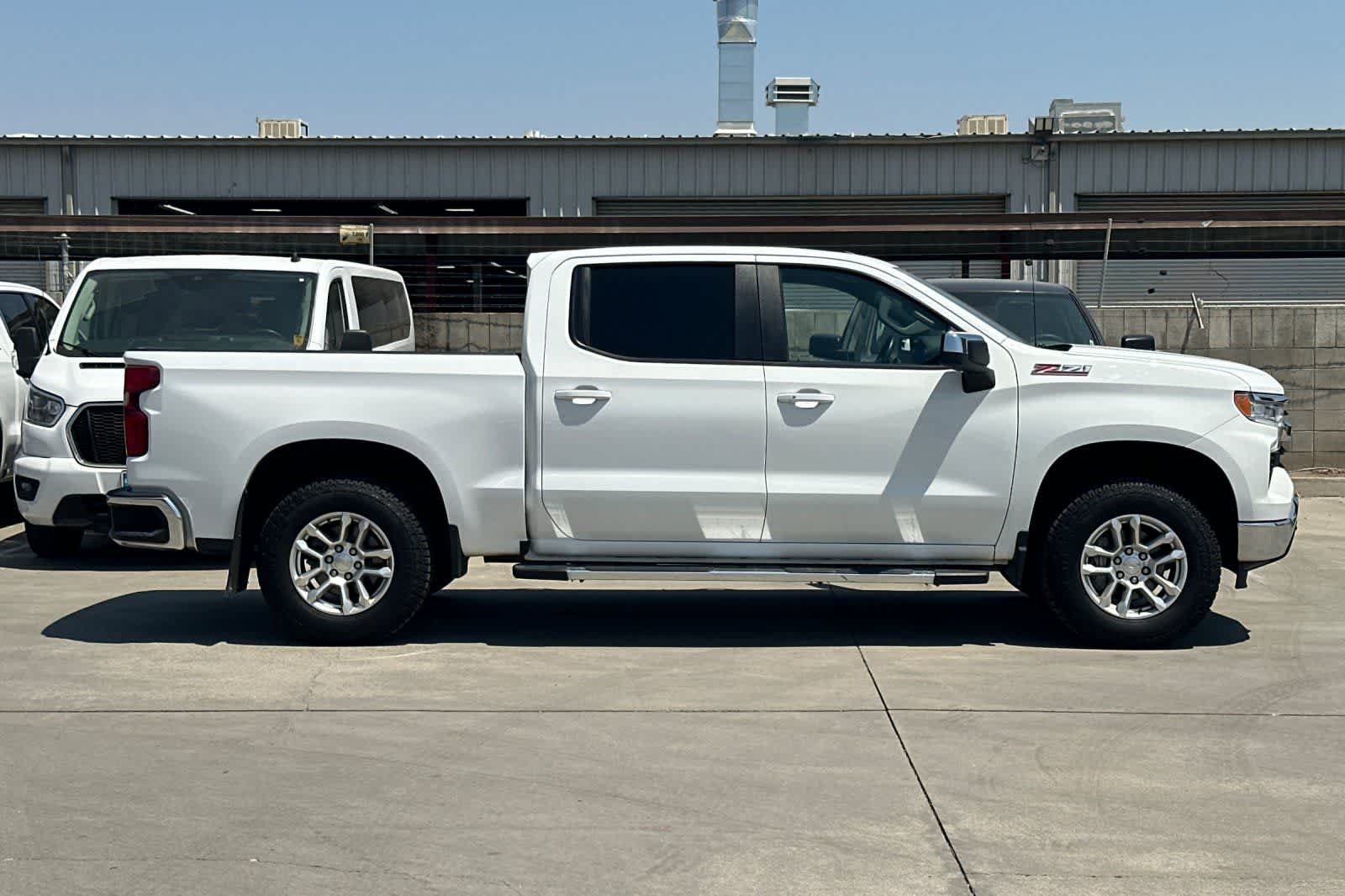Used 2022 Chevrolet Silverado 1500 LT w/ Z71 Off-Road Package AWD/4WD image 9